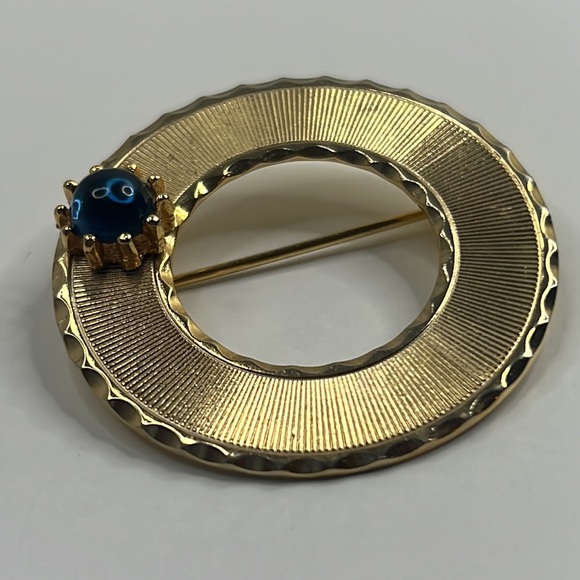 Vintage 60s Signed Beaujewels Gold Circle Brooch - Picture 3 of 7